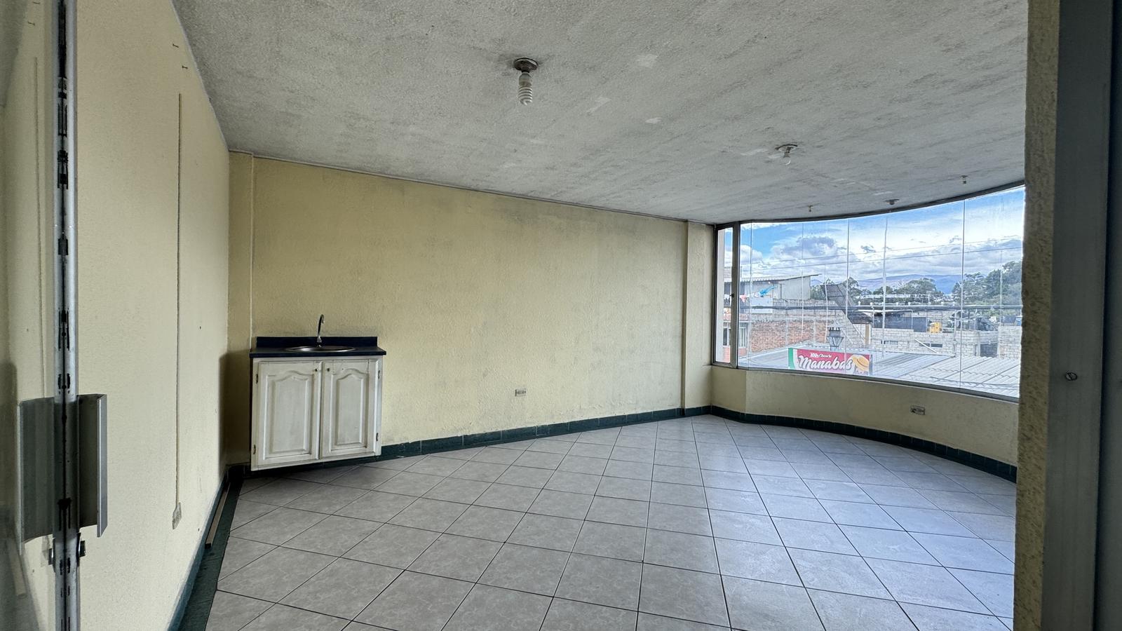 Local en alquiler en Pichincha | Quito | Sangolqui, Av. Mariana de Jesus y Diego Janchi, 68 m²