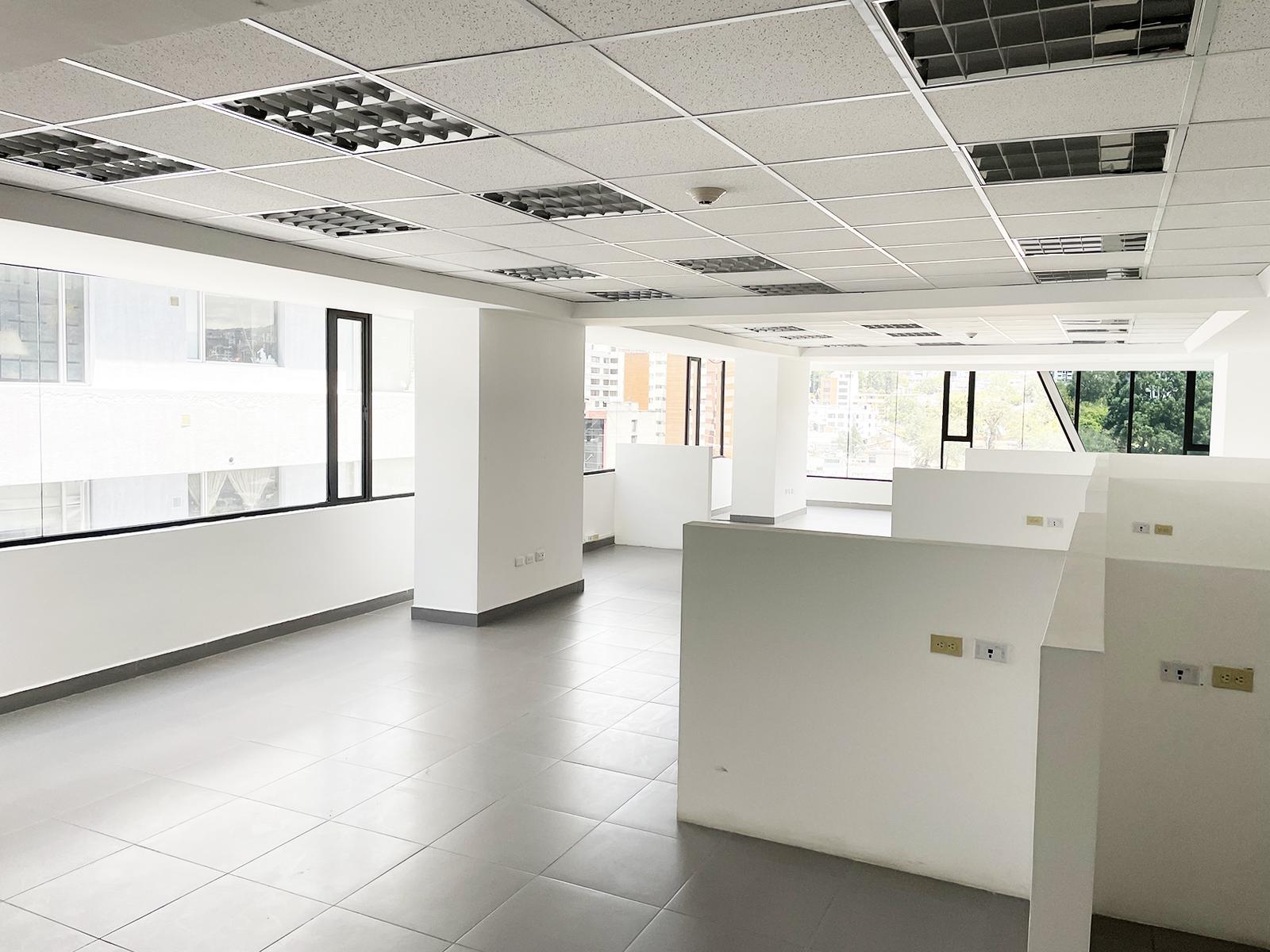 OFICINA CORPORATIVA AAA EN LA AV. NACIONES UNIDAS SECTOR LA CAROLINA