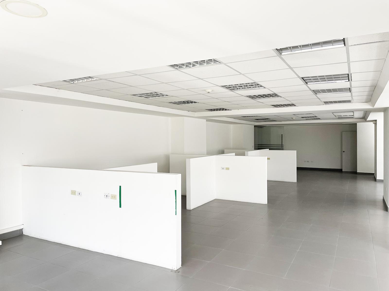 OFICINA CORPORATIVA AAA EN LA AV. NACIONES UNIDAS SECTOR LA CAROLINA