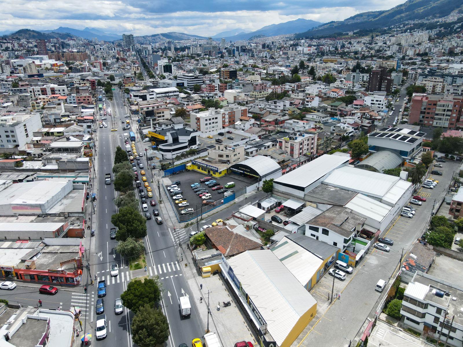 Casa en venta en Pichincha | Quito | El Inca, Casa Comercial en Venta AV. 6 DE DICIEMBRE Y AV. EL INCA, 413 m²