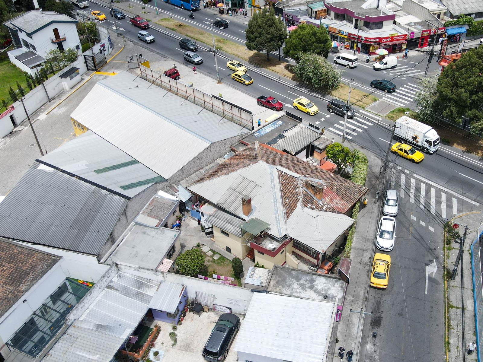 Casa en venta en Pichincha | Quito | El Inca, Casa Comercial en Venta AV. 6 DE DICIEMBRE Y AV. EL INCA, 413 m²