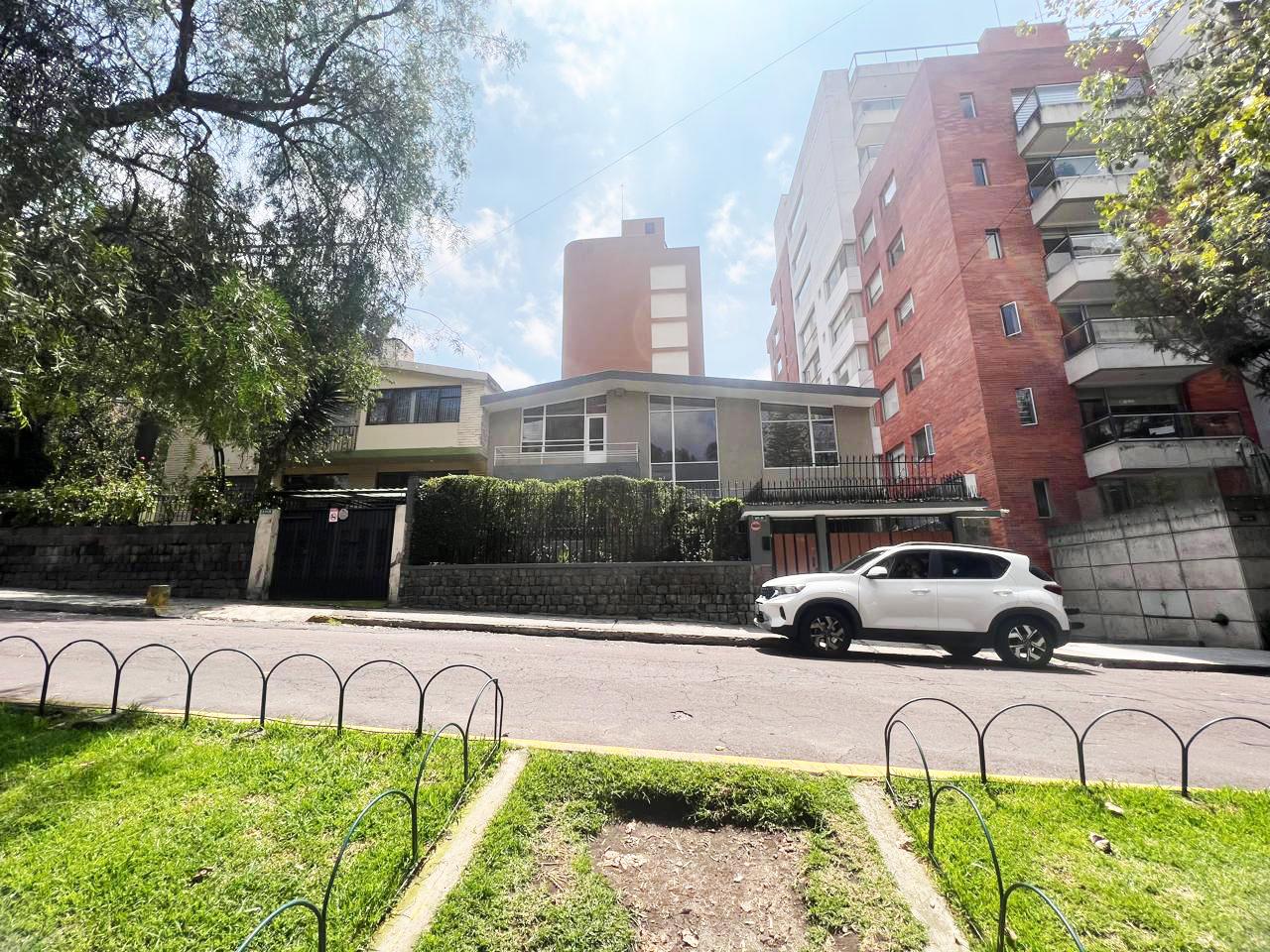Casa en venta en Pichincha | Quito | González Suárez, CASA COMERCIAL DE VENTA EN LA CALLE WHYMPER, 245 m²