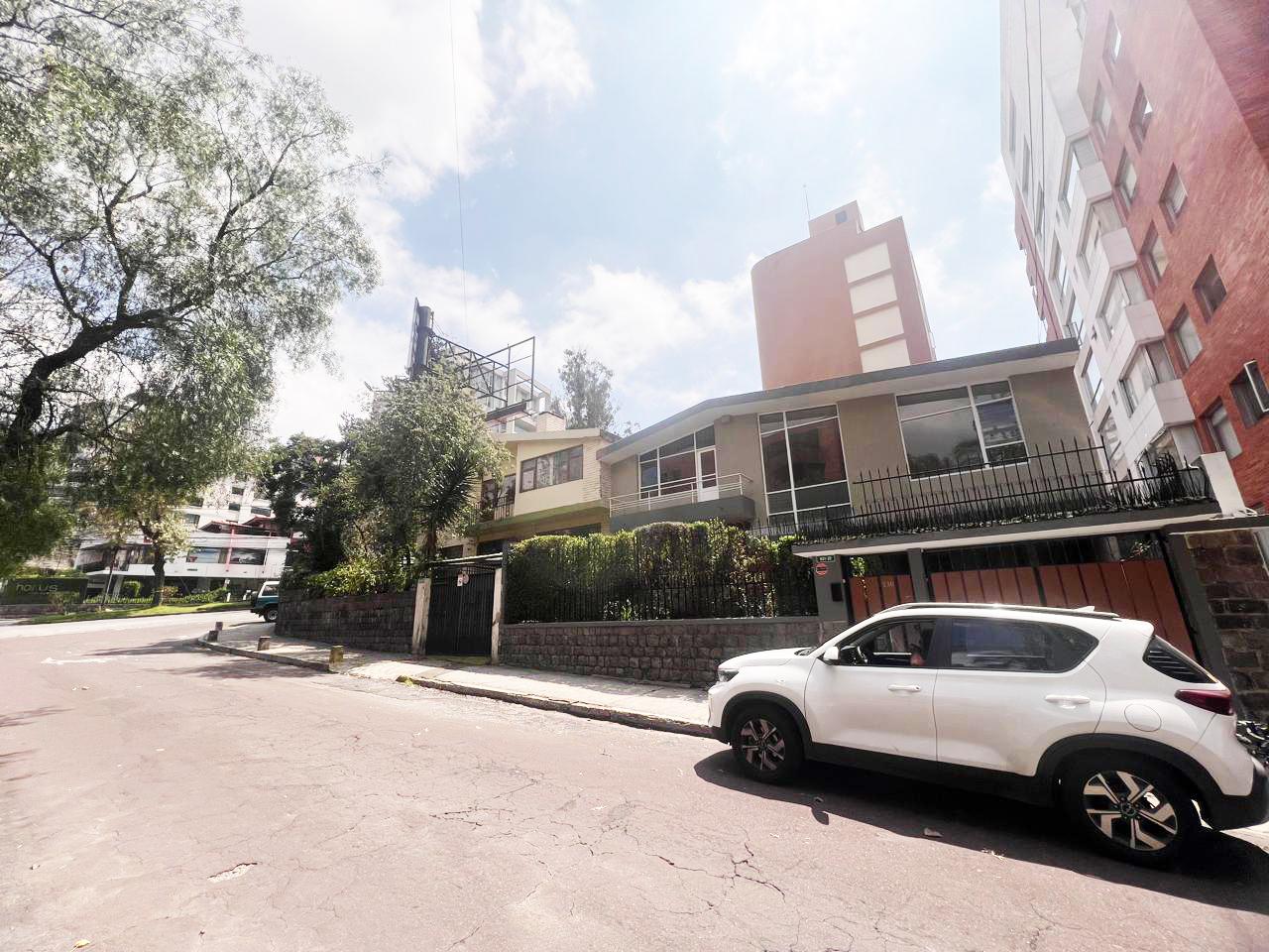 Casa en venta en Pichincha | Quito | González Suárez, CASA COMERCIAL DE VENTA EN LA CALLE WHYMPER, 245 m²