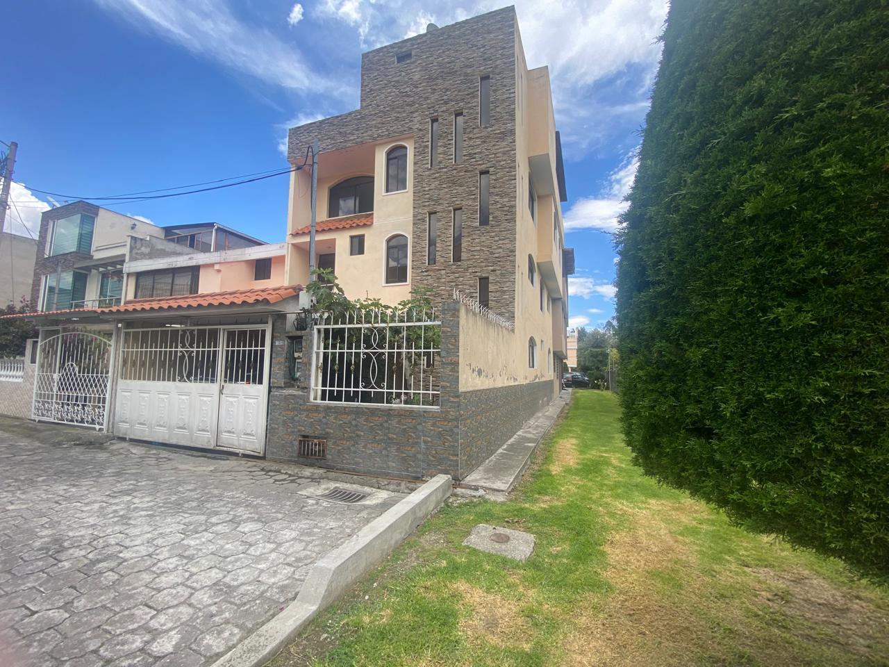 CONOCOTO FOR SALE HOUSE 2 APARTMENTS 1 ON GROUND FLOOR 2