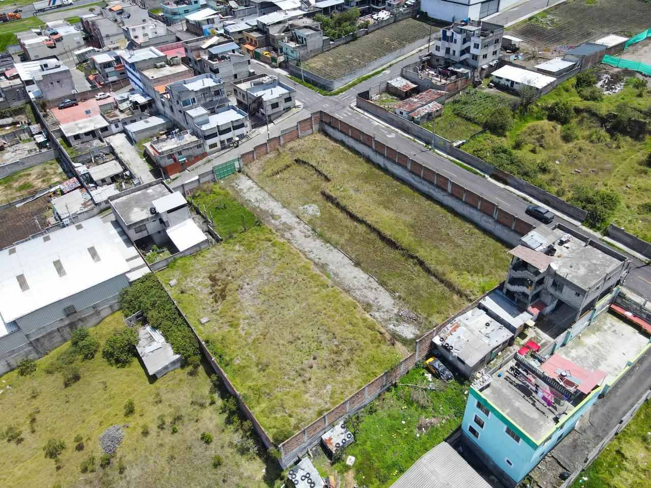 Space, Location and Potential: Unique Land Steps Away from Av. Simón Bolívar