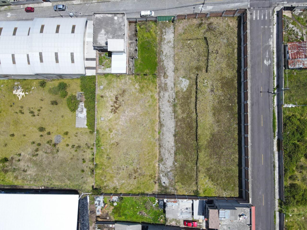 Space, Location and Potential: Unique Land Steps Away from Av. Simón Bolívar 2