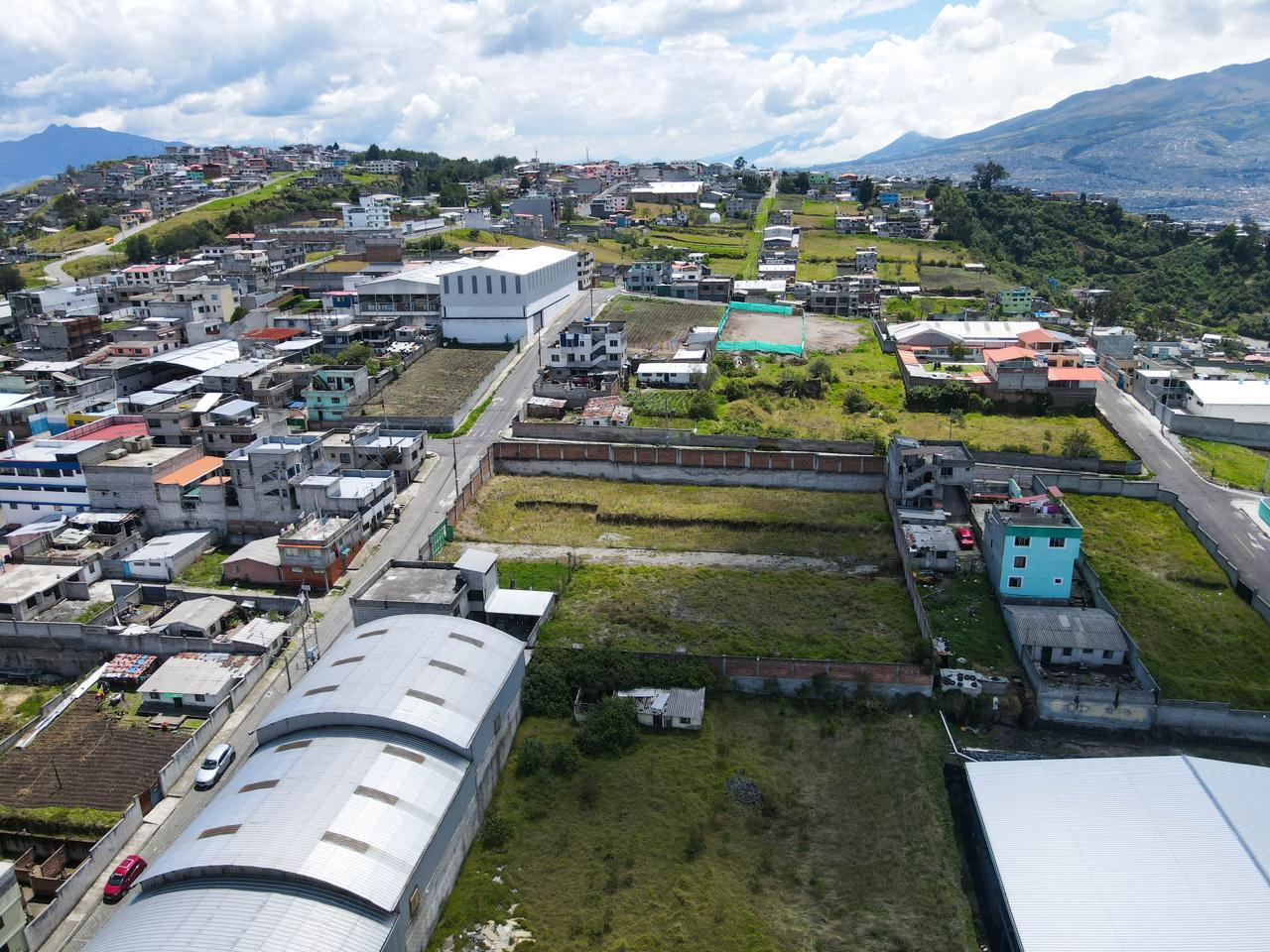 Space, Location and Potential: Unique Land Steps Away from Av. Simón Bolívar 3