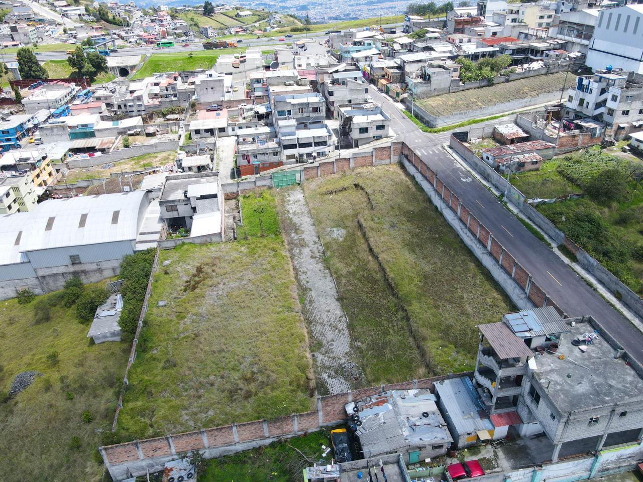 Space, Location and Potential: Unique Land Steps Away from Av. Simón Bolívar 4