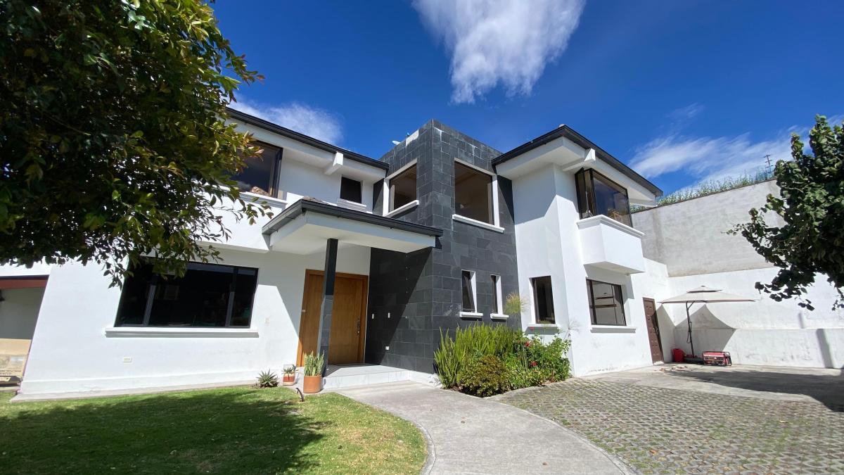 House for rent in Pichincha | Quito | Tumbaco, pachosalas tumbaco, calle jaime salvador y ruta viva, 330 m²