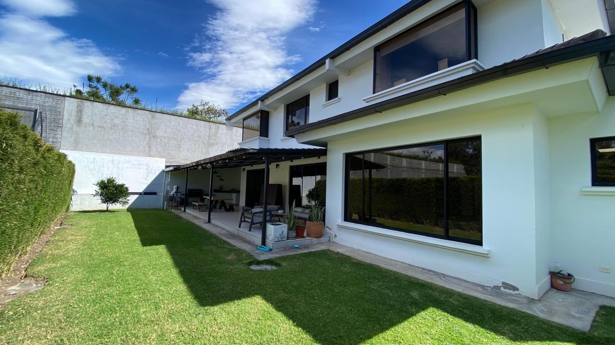 House for rent in Pichincha | Quito | Tumbaco, pachosalas tumbaco, calle jaime salvador y ruta viva, 330 m²