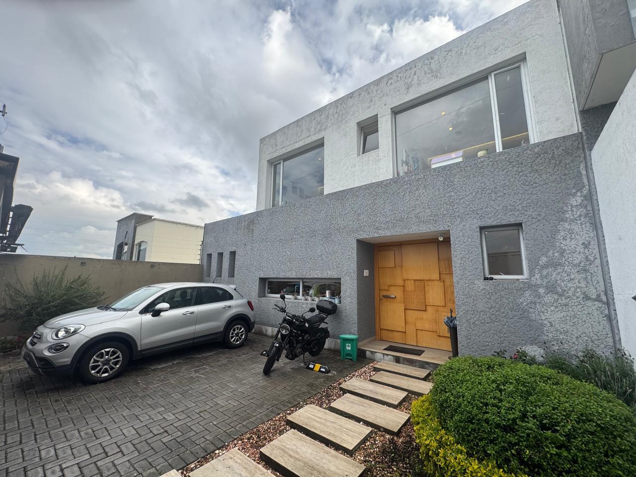 Casa en venta en Pichincha | Quito | Cumbayá, Alfredo Vera y Cesar Borja  Oe9-213, 422 m²