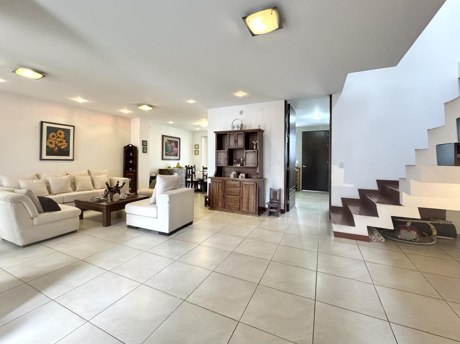 HOUSE FOR SALE IN SAN JUAN ALTO CUMBAYÁ