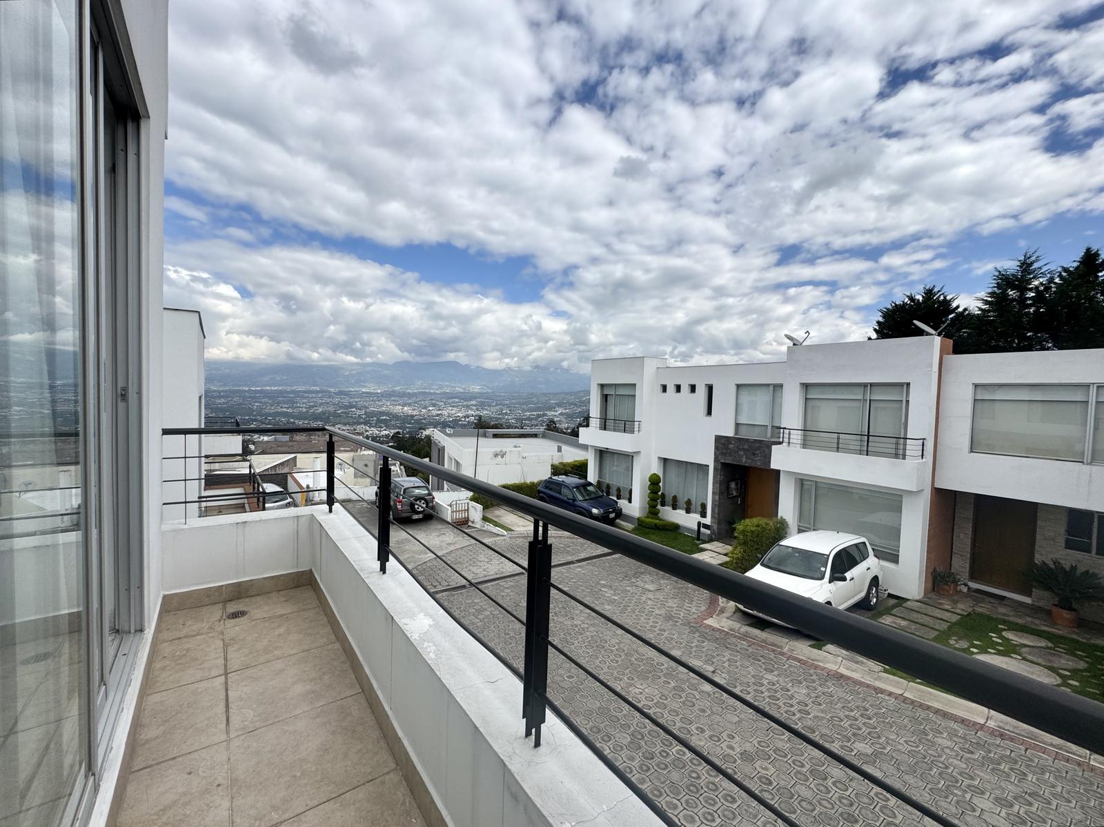 HOUSE FOR SALE IN SAN JUAN ALTO CUMBAYÁ 2