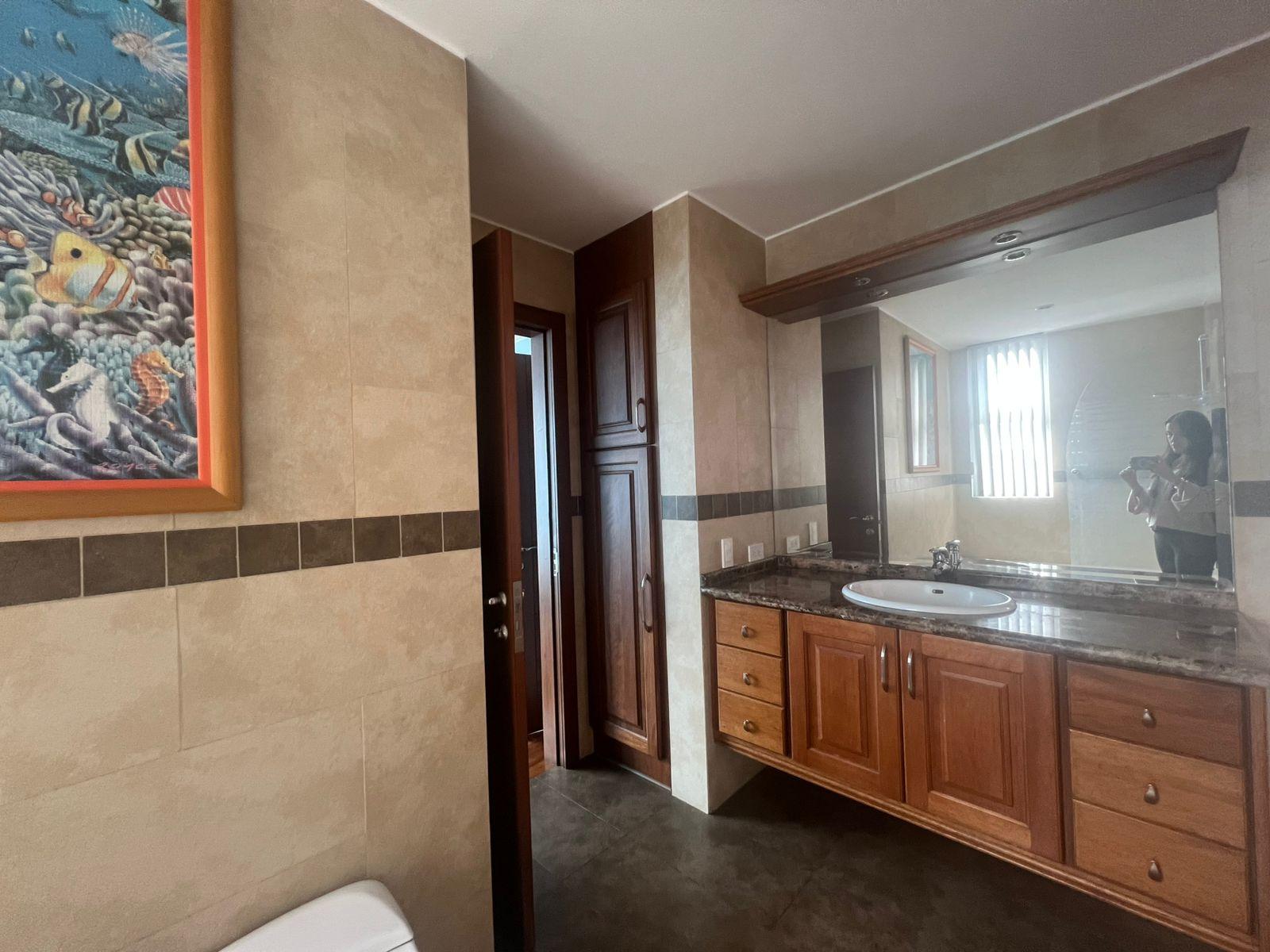Rental. 280 m2 Apartment Located on Av. González Suárez 5