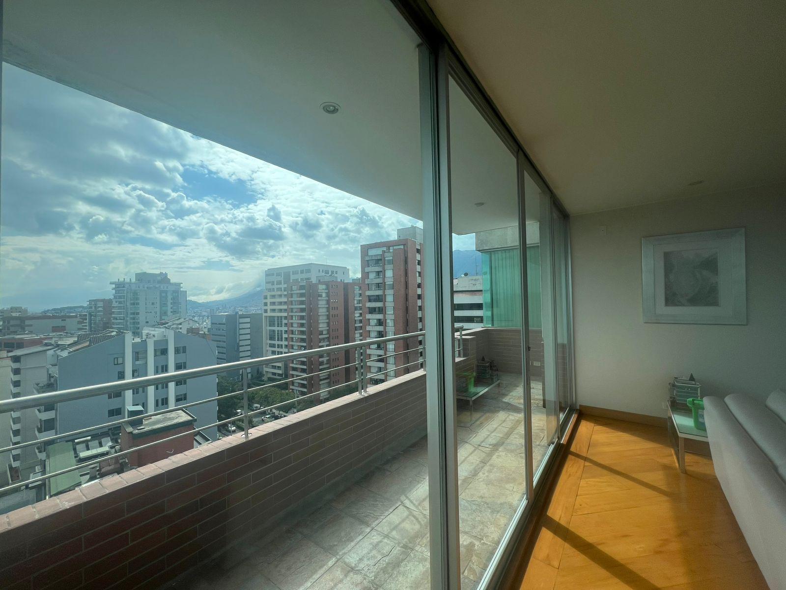 Rental. 280 m2 Apartment Located on Av. González Suárez 3