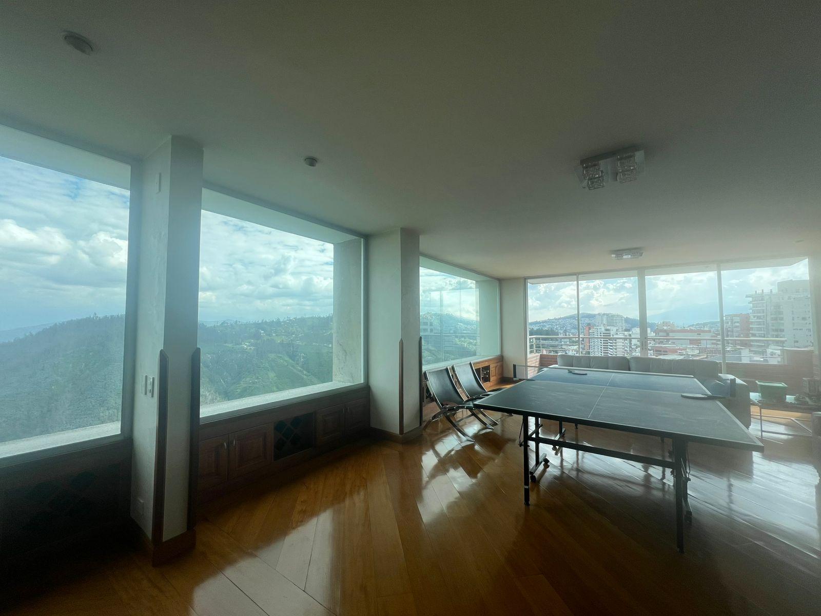 Rental. 280 m2 Apartment Located on Av. González Suárez
