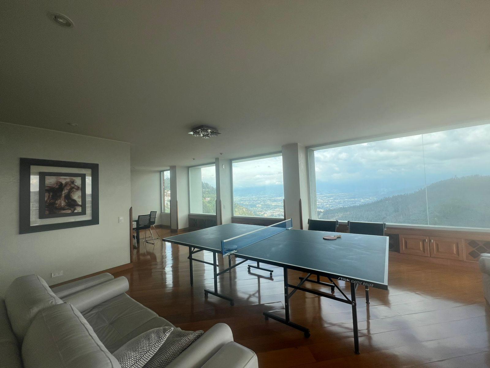Rental. 280 m2 Apartment Located on Av. González Suárez 2