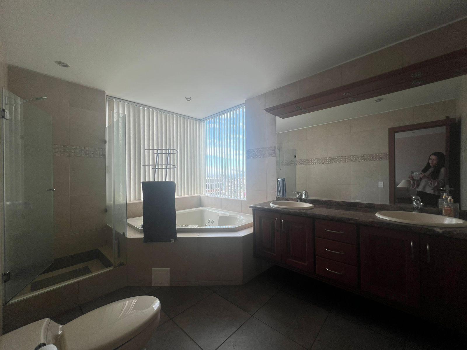 Rental. 280 m2 Apartment Located on Av. González Suárez 4
