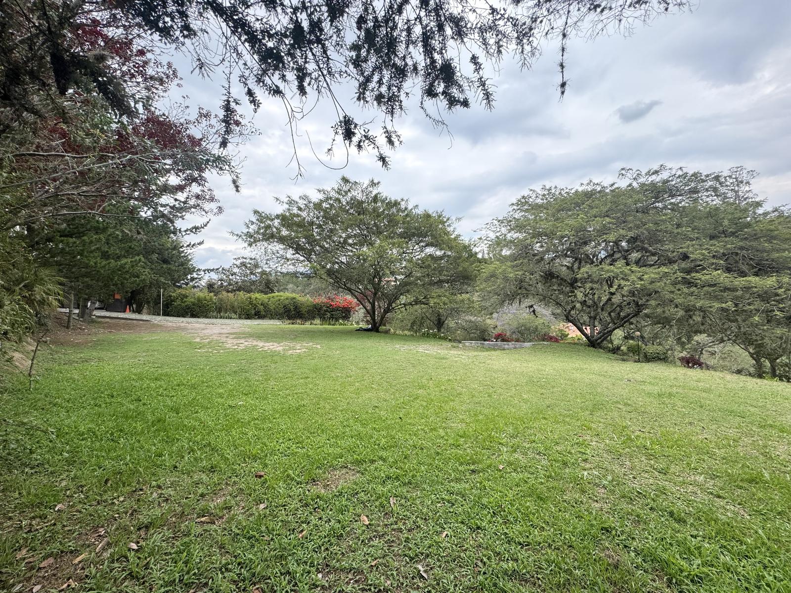 FLAT LAND FOR SALE IN CUMBAYÁ NEAR THE CHAQUIÑÁN