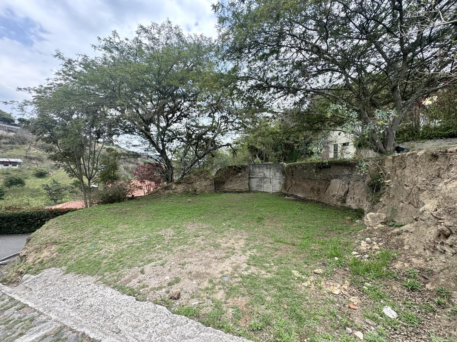 FLAT LAND FOR SALE IN CUMBAYÁ NEAR THE CHAQUIÑÁN 5