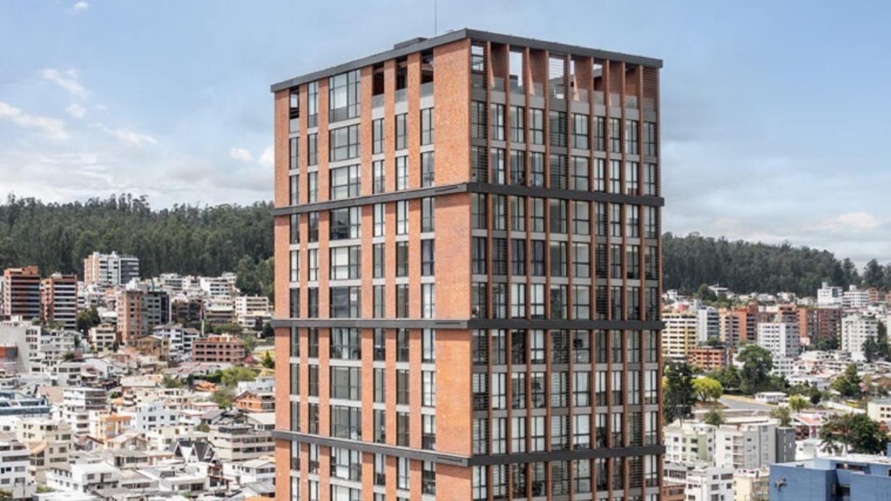 OFFICE FOR RENT 4 BLOCKS FROM QUICENTRO NORTE 4