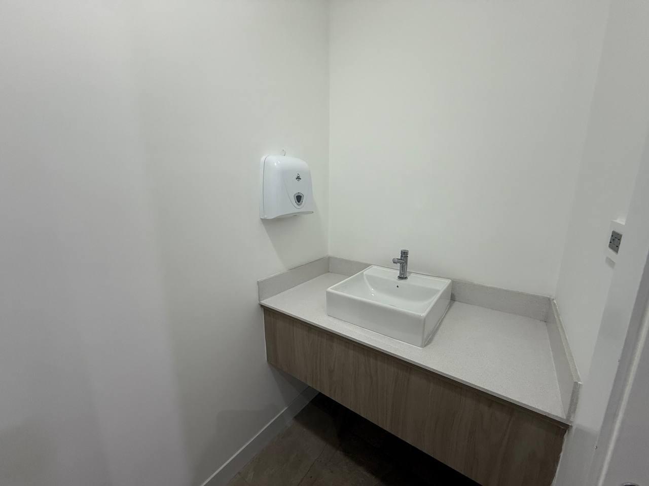 OFFICE FOR RENT 4 BLOCKS FROM QUICENTRO NORTE 3