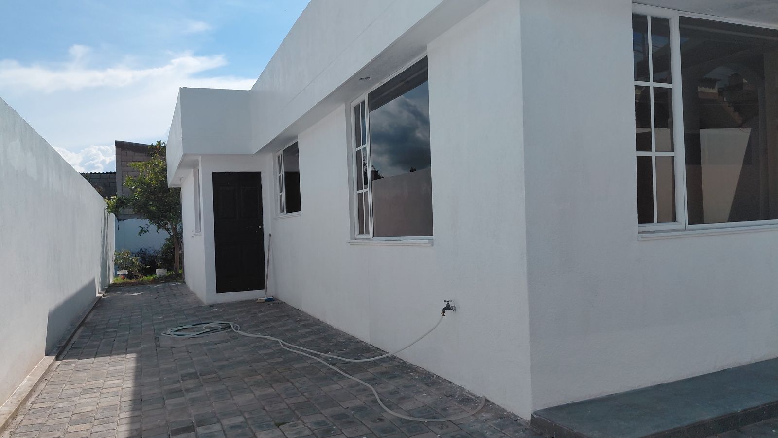 INDEPENDENT HOUSE EL CALVARIO SECTOR 422 M2 MITAD DEL MUNDO AREA 4