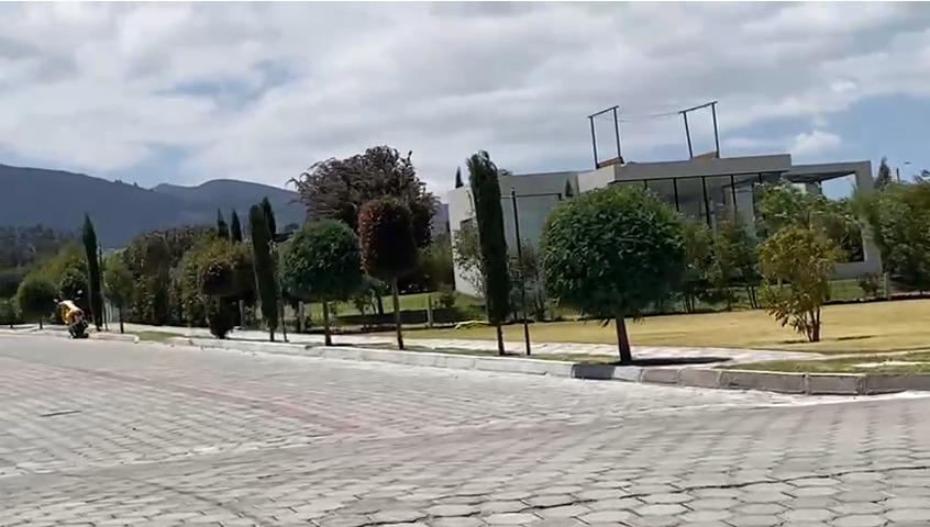 Land for Sale in Tabacundo 850 m2 Flat Ready to Build