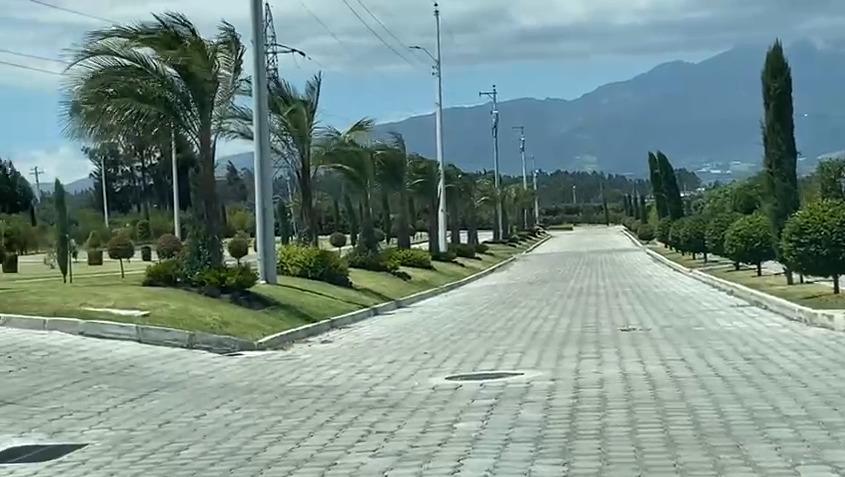 Land for Sale in Tabacundo 850 m2 Flat Ready to Build 4
