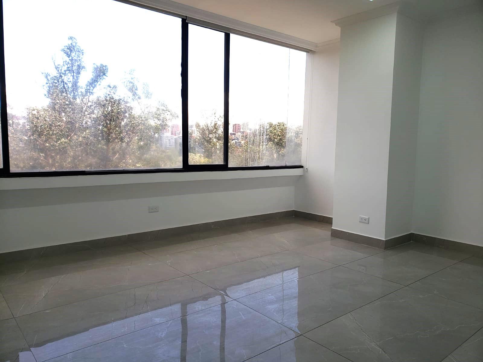 Oficina en alquiler en Pichincha | Quito | La Carolina, Versátil oficina AV AMAZONAS Edificio Corporativo FRENTE A PARQUE LA CAROLINA, cerca CEQ, 240 m²