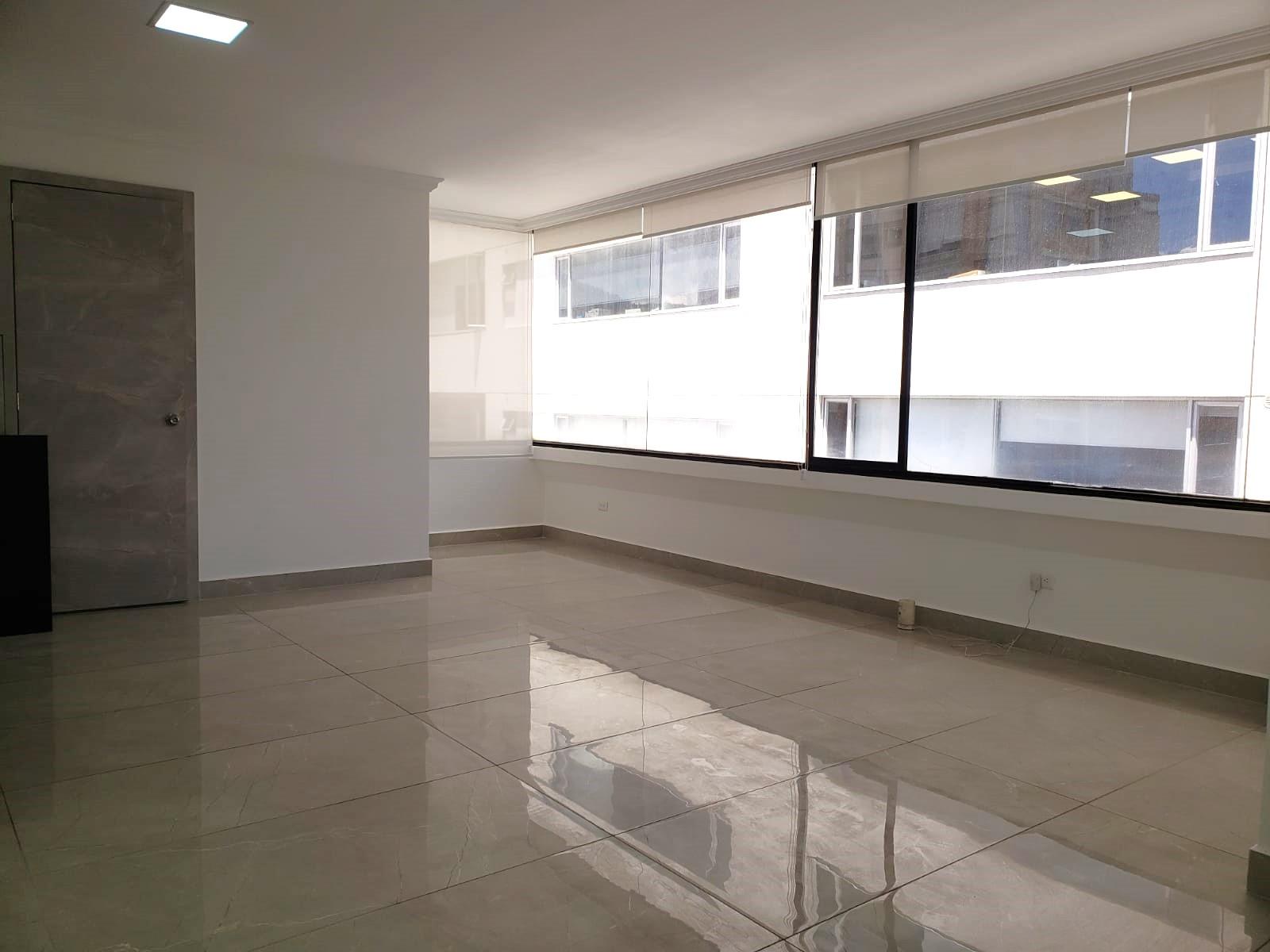 Oficina en alquiler en Pichincha | Quito | La Carolina, Versátil oficina AV AMAZONAS Edificio Corporativo FRENTE A PARQUE LA CAROLINA, cerca CEQ, 240 m²