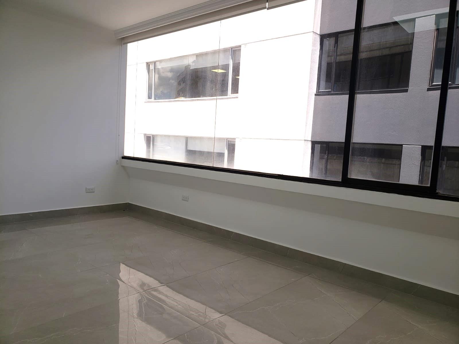 Oficina en alquiler en Pichincha | Quito | La Carolina, Versátil oficina AV AMAZONAS Edificio Corporativo FRENTE A PARQUE LA CAROLINA, cerca CEQ, 240 m²