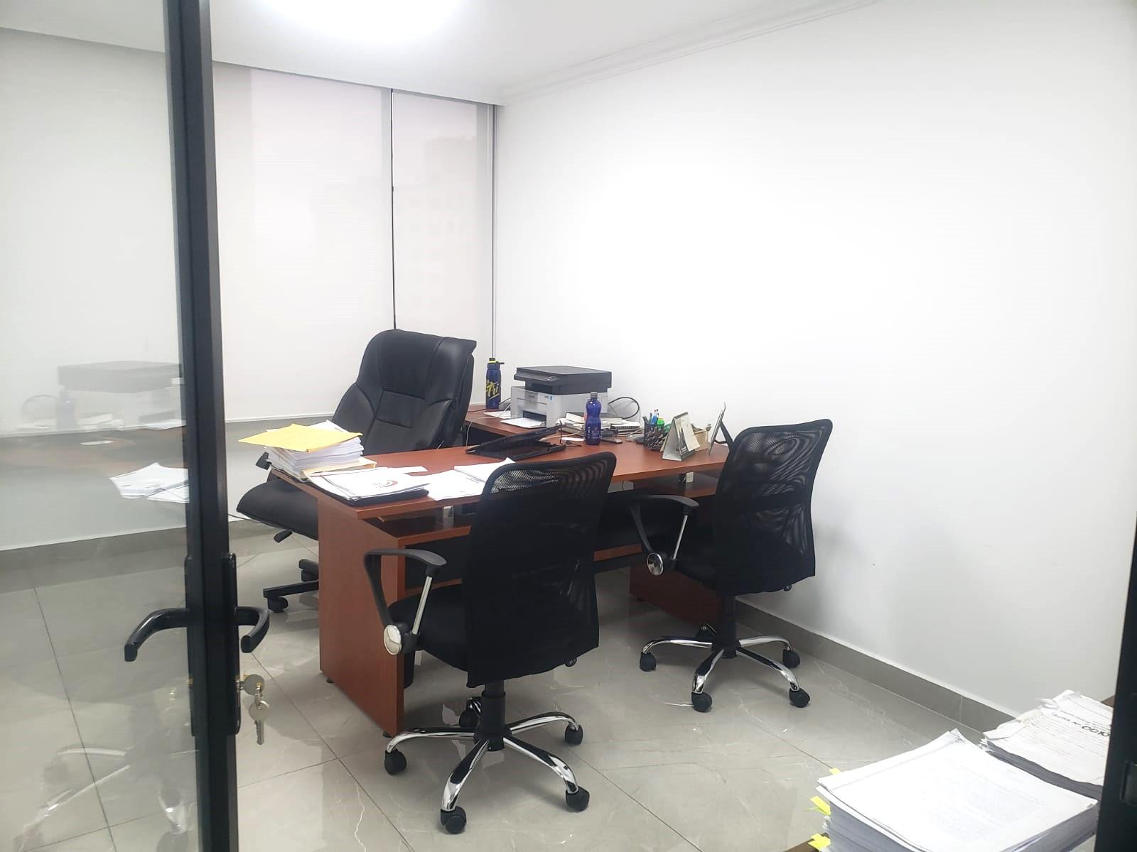 Office for rent in Pichincha | Quito | La Carolina, Versátil oficina AV AMAZONAS Edificio Corporativo FRENTE A PARQUE LA CAROLINA, cerca CEQ, 240 m²