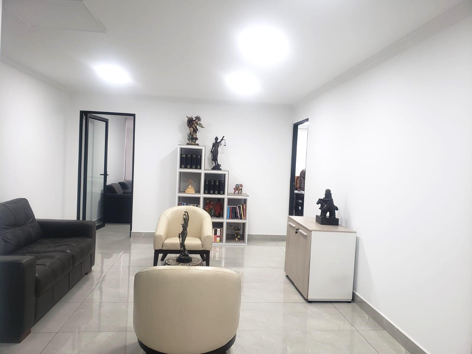 Office for rent in Pichincha | Quito | La Carolina, Versátil oficina AV AMAZONAS Edificio Corporativo FRENTE A PARQUE LA CAROLINA, cerca CEQ, 240 m²