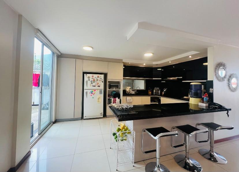 Casa en venta en Pichincha | Quito | Pusuqui, Casa Grande Acogedora en Urbanizacion Los Huertos-Colegio Frances, 336 m²