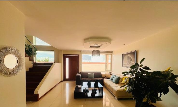 Casa en venta en Pichincha | Quito | Pusuqui, Manuel Cordova Galarza KM 7 1/2, Urbanizacion Los Huertos - Colegio Frances, 336 m²