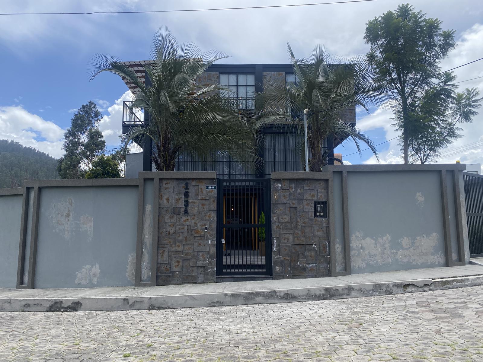 House for Sale, Lumbisí