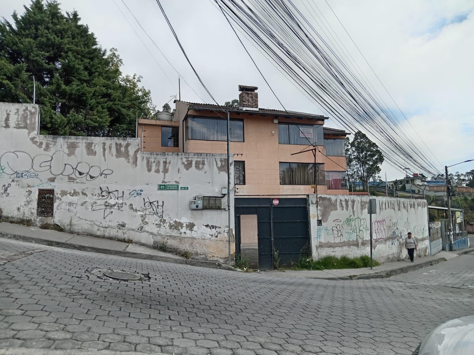 Selling house with land in Conocoto Urb. Monserrath 5