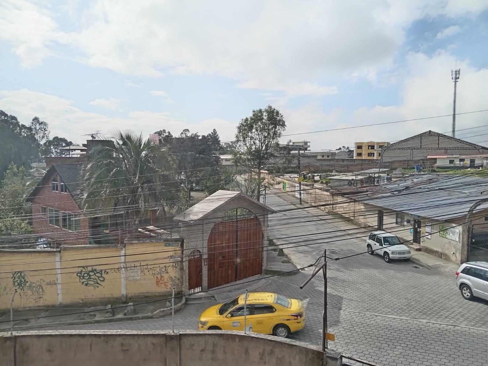 Selling house with land in Conocoto Urb. Monserrath 4
