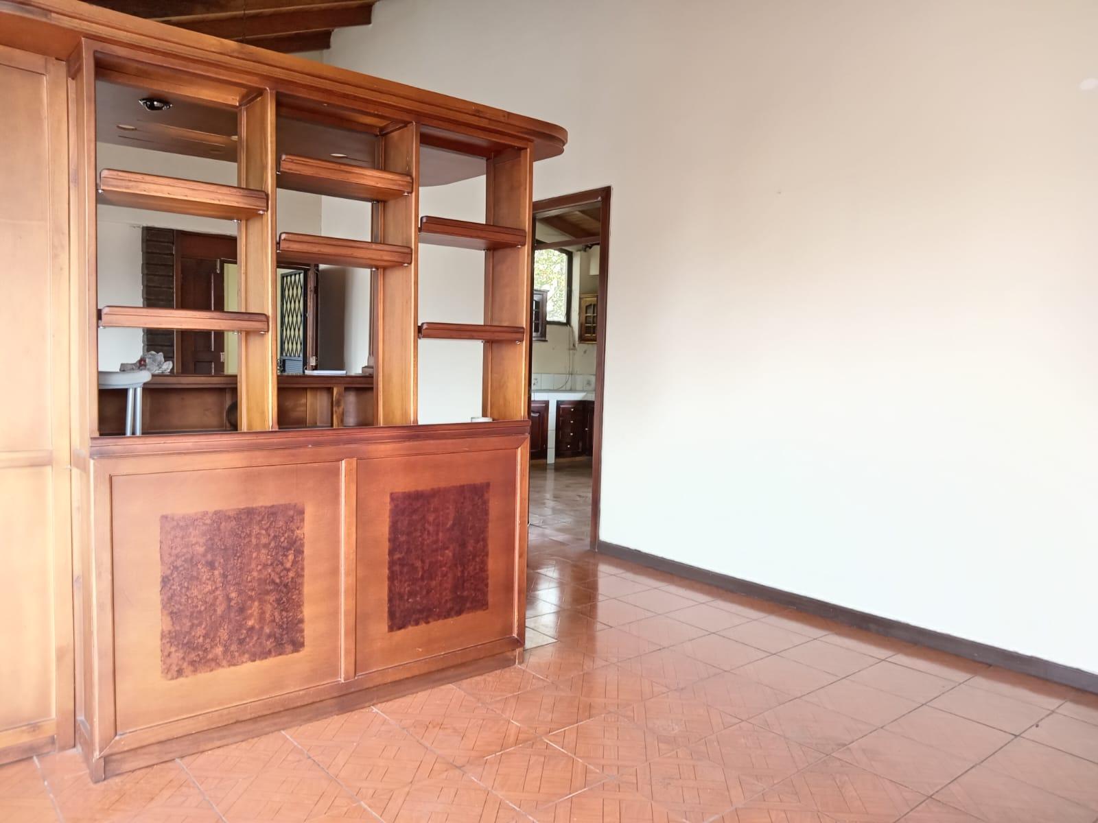 Selling house with land in Conocoto Urb. Monserrath 2
