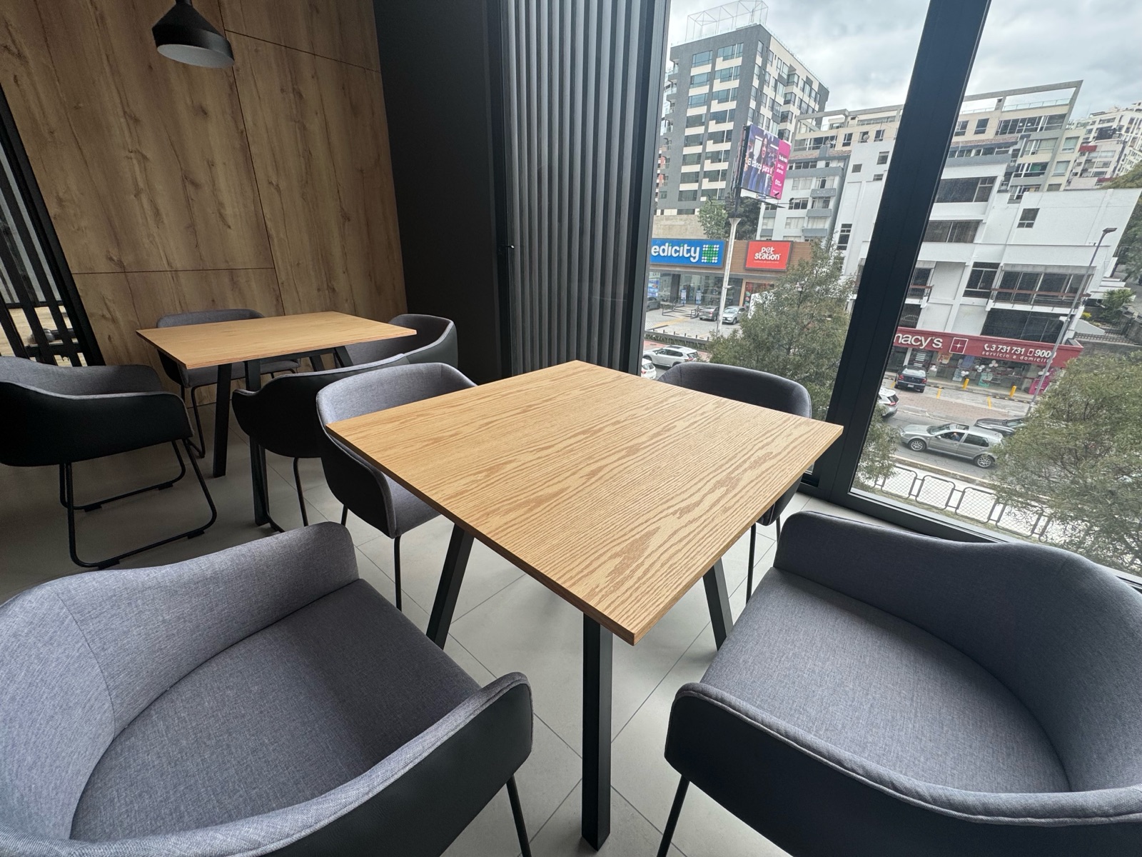 Arriendo la Carolina Suite de lujo por estrenar con vista de Quito edificio con piscina