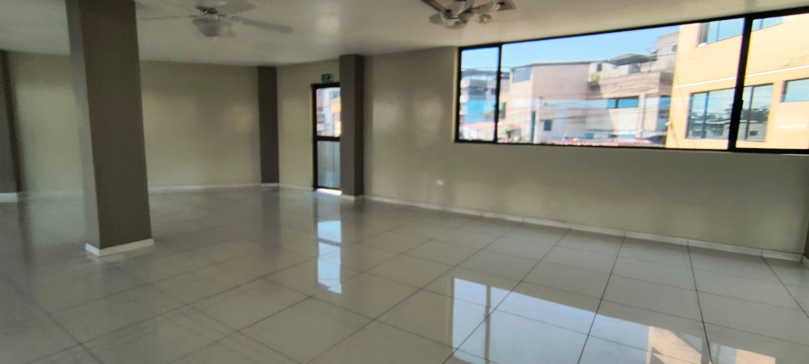 Local en alquiler en Pichincha | Quito | El Condado, MENA DEL HIERRO LA MACHALA, 330 m²