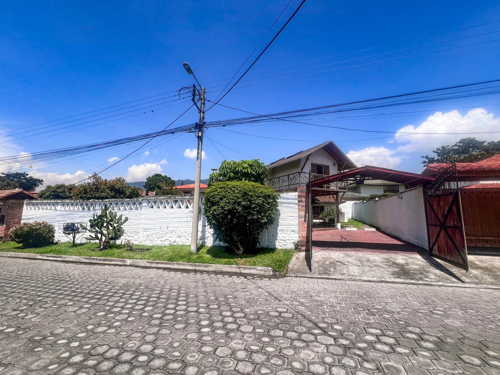 Casa en venta en Pichincha | Quito | Lumbisi, Urb. El limonar 2 y 3 Lumbisi - Cumbaya, 344 m²
