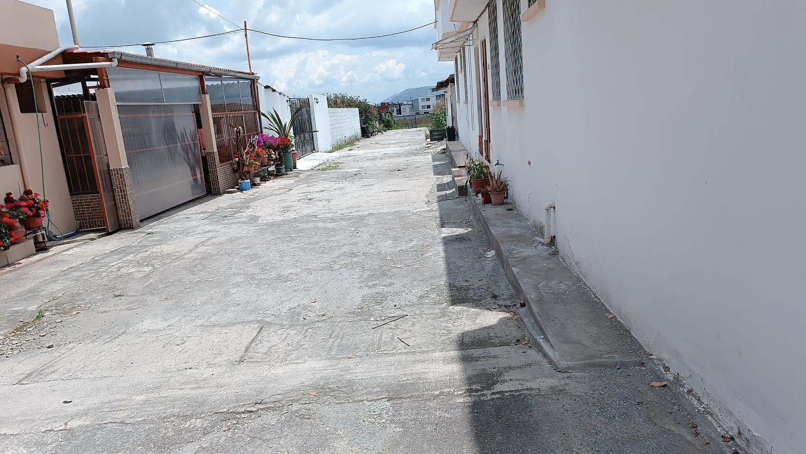 Terreno en venta en Pichincha | Quito | Calderón, Calderón - Marianitas, Terreno 5.000 m2, $130 m2, con Casa 310 m2 ¡¡GRATIS!!, 303 m²