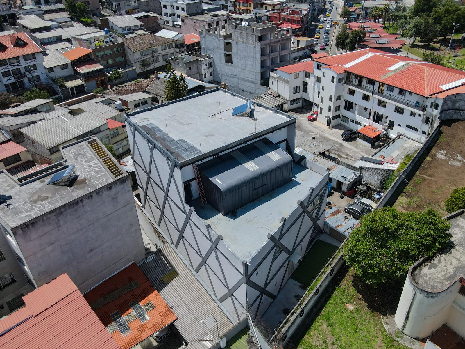 Edificio Comercial en alquiler en Pichincha | Quito | La Floresta, Edificio en renta con caracteristicas únicas (arquitectura industrial, espacios amplios y versátiles), 1000 m²