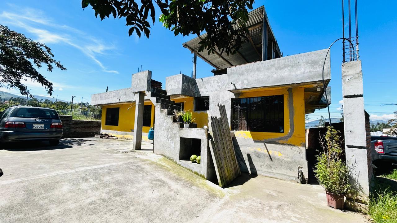 House for Sale with 6100m2 of Land in Tababela, Oyambarillo Sector