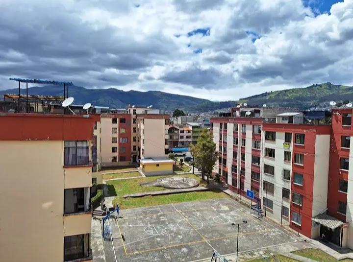 LIEUTENANT HUGO ORTIZ AVENUE - SELLS GROUND FLOOR APARTMENT WITH 3 BEDROOMS