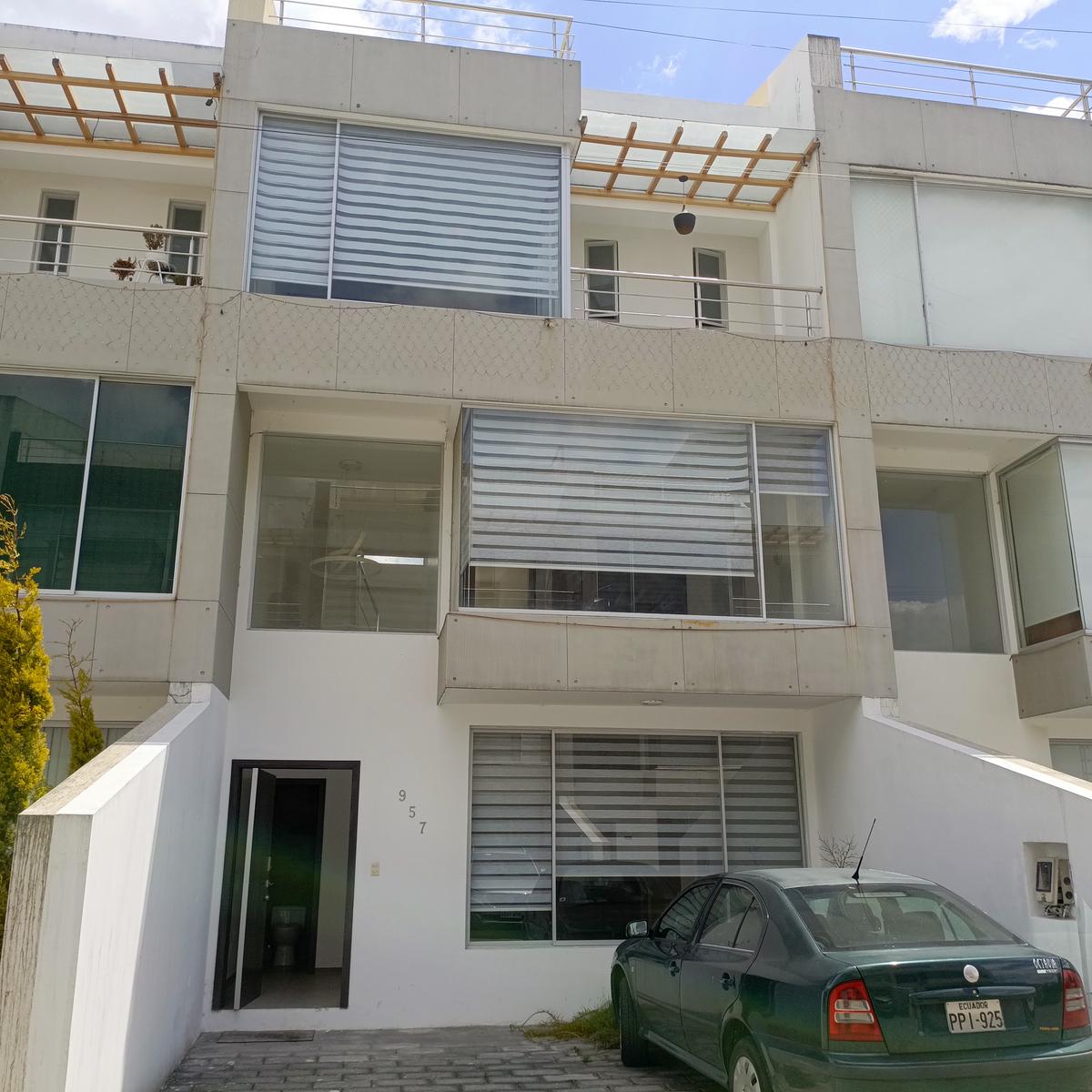 House in Carcelén Eucalyptus Path Complex