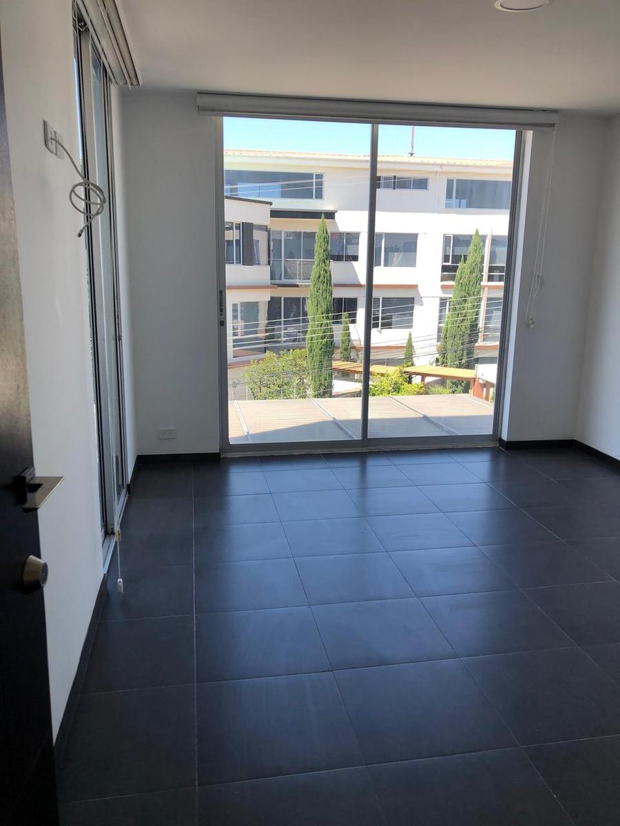 Vendo Departamento  Moderno r en Cumbayá