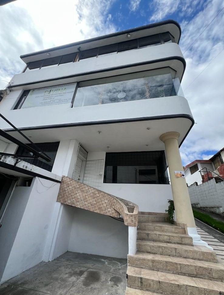 Casa EN VENTA DE 3 PISOS NORTE DE QUITO